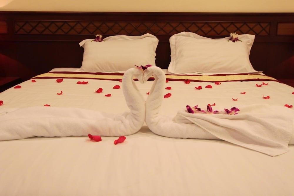 ミロフト サトーン ホテル【SHA Plus+認定】 バンコク都 エクステリア 写真 A bed with a towel swan