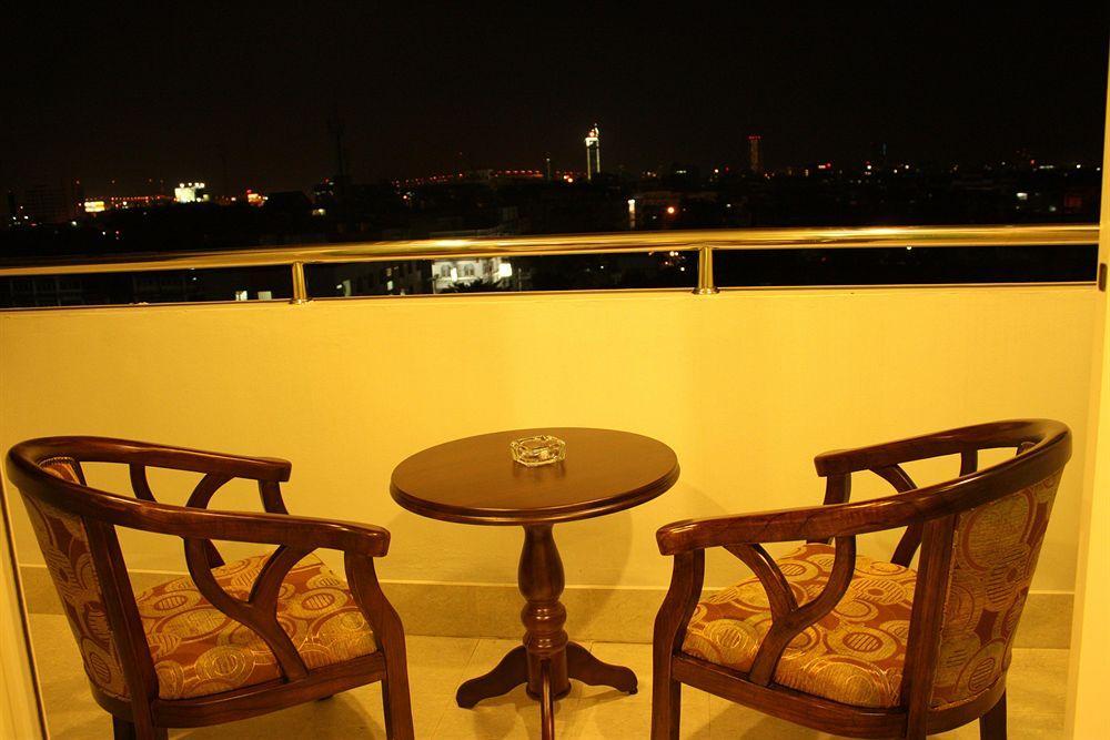 ミロフト サトーン ホテル【SHA Plus+認定】 バンコク都 エクステリア 写真 A balcony in a hotel