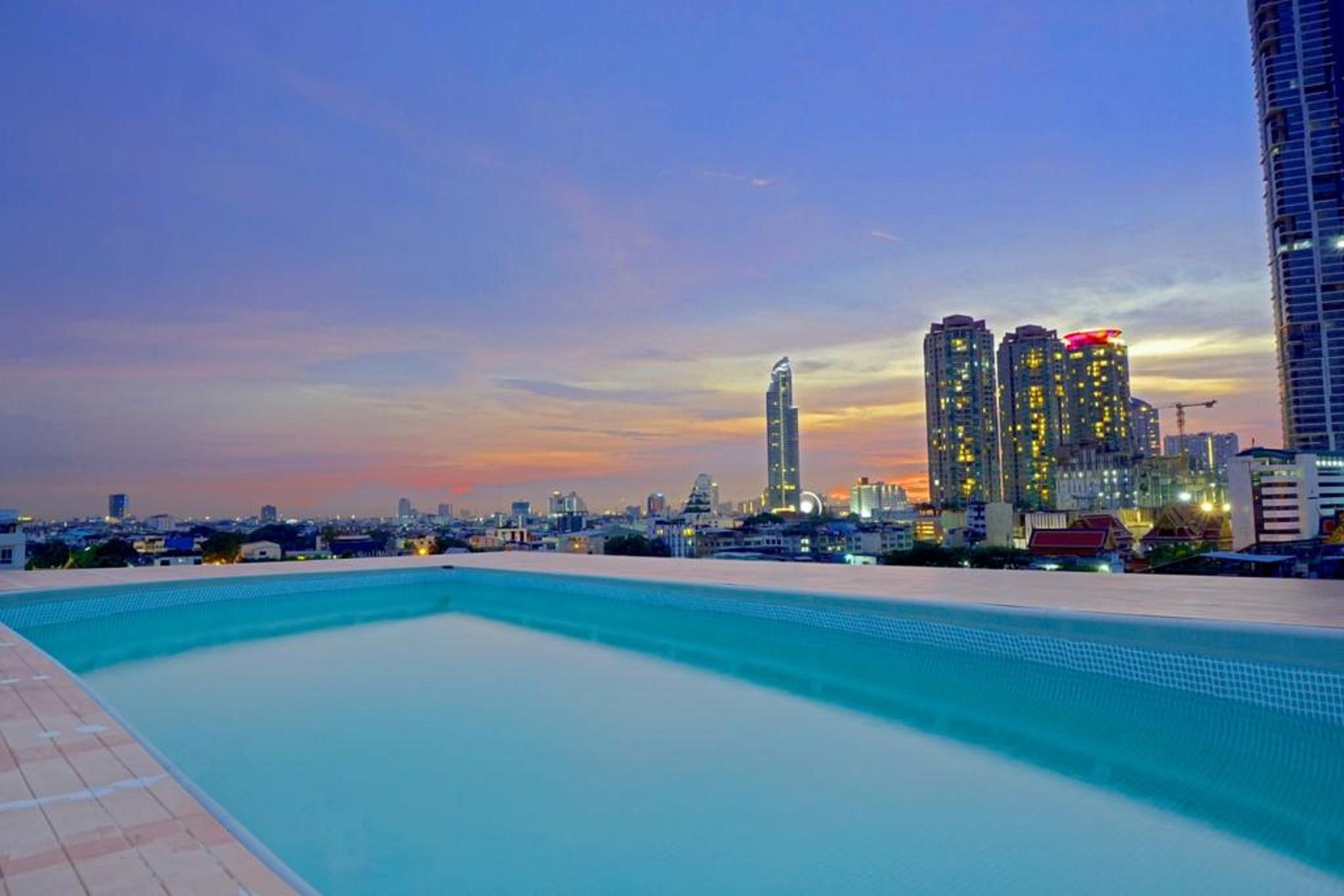 ミロフト サトーン ホテル【SHA Plus+認定】 バンコク都 エクステリア 写真 View from the rooftop pool