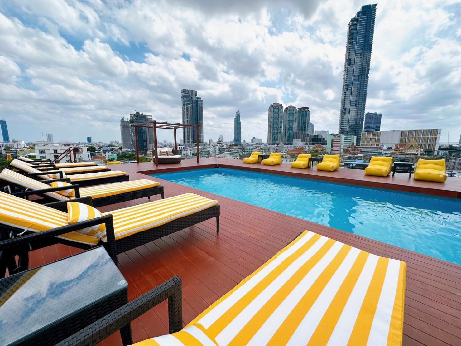 ミロフト サトーン ホテル【SHA Plus+認定】 バンコク都 エクステリア 写真 Rooftop pool at the hotel