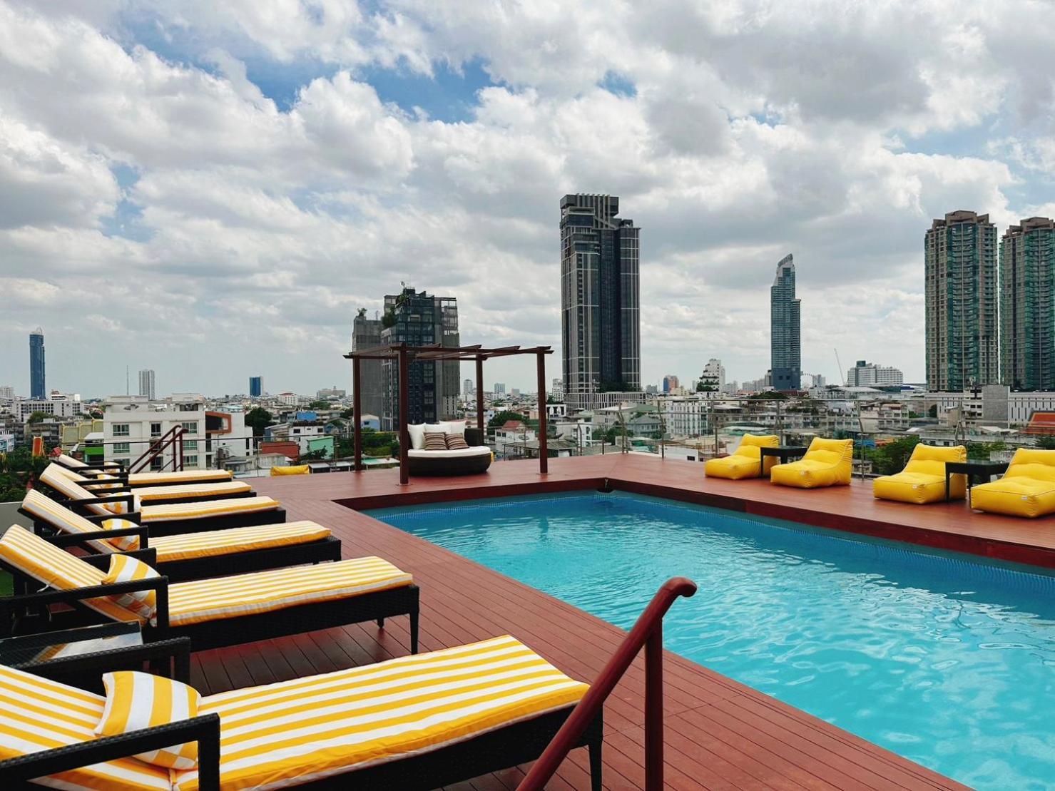 ミロフト サトーン ホテル【SHA Plus+認定】 バンコク都 エクステリア 写真 Rooftop pool at the hotel