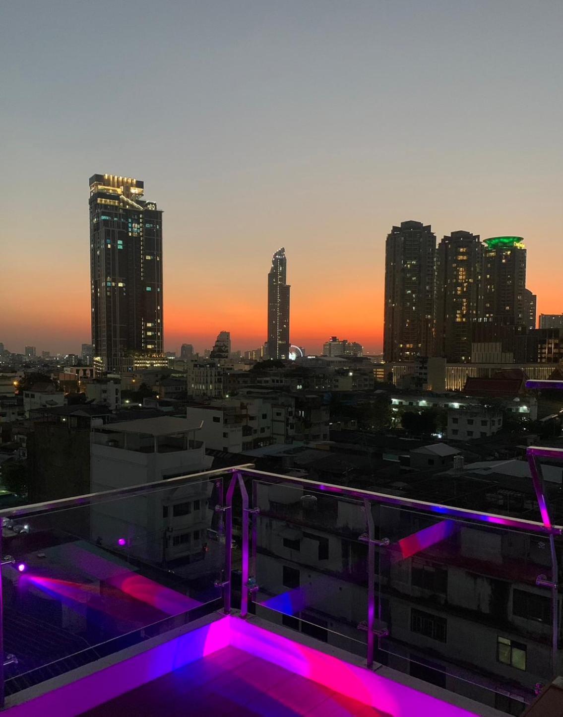 ミロフト サトーン ホテル【SHA Plus+認定】 バンコク都 エクステリア 写真 View of the city from the rooftop of the hotel