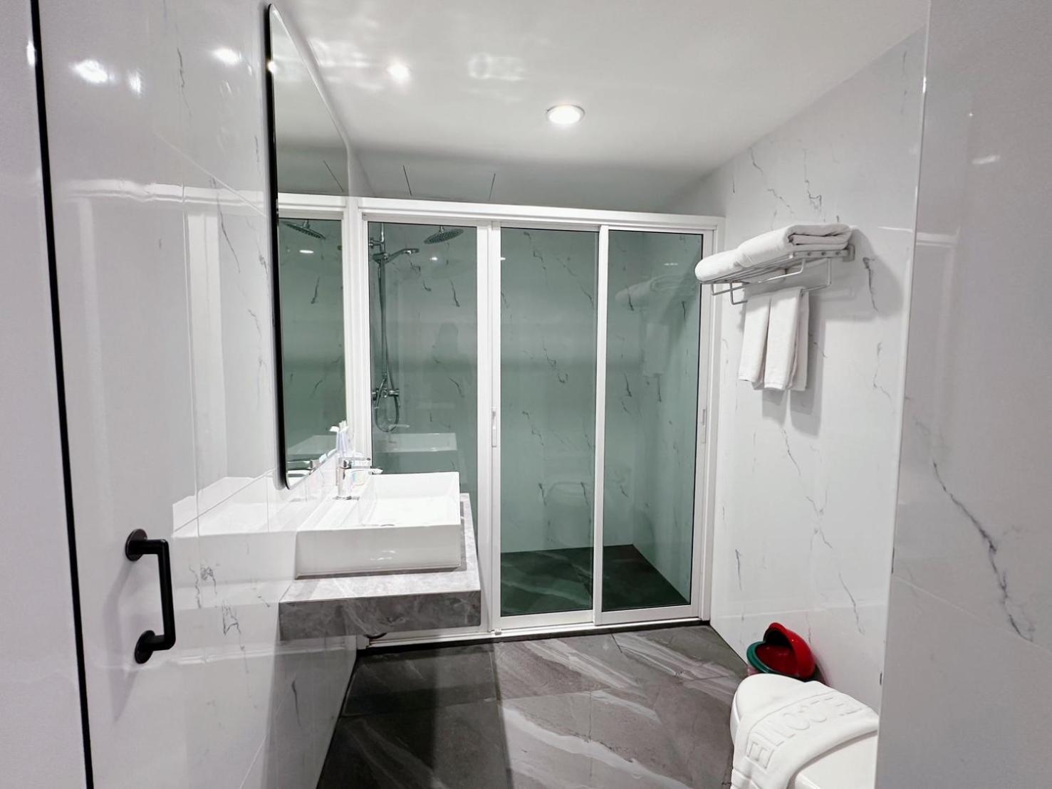 ミロフト サトーン ホテル【SHA Plus+認定】 バンコク都 エクステリア 写真 A shower cubicle